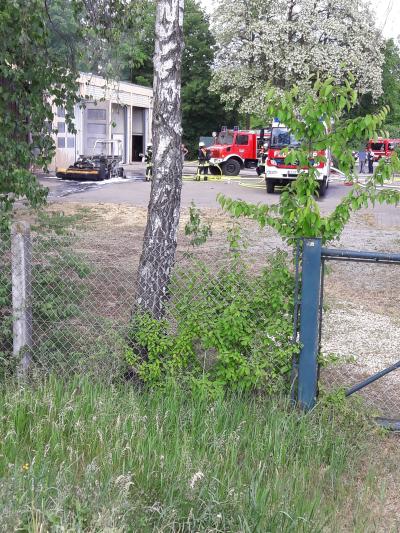 Amateuraufnahmen! Unterensingen: Boeschungsmaeher geht in Flammen auf beim Landesbetrieb Gewaesser des RP Stuttgart